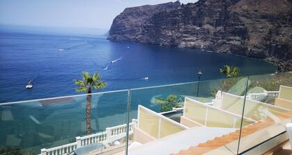 SPECTACULAR SUNNY APARTMENT WIFI, POOL, PANORAAMINEN CLIFF & SEA VIEWS.
