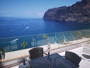 Outdoor dining - SPECTACULAR SUNNY APARTMENT WITH WIFI, POOL, PANORAMIC CLIFF & SEA VIEWS.  (Los Gigantes - Santiago del Teide)