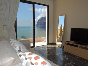 1 bedroom, iron/ironing board, free WiFi, bed sheets - SPECTACULAR SUNNY APARTMENT WITH WIFI, POOL, PANORAMIC CLIFF & SEA VIEWS.  (Los Gigantes - Santiago del Teide)