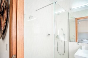 Baignoire, baignoire à jets, sèche-cheveux, bidet