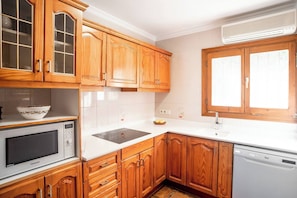 Fridge, microwave, oven, stovetop - Sol de Mar 34 by homeprive (Denia)
