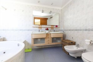 Vasca, vasca idromassaggio, asciugacapelli, bidet