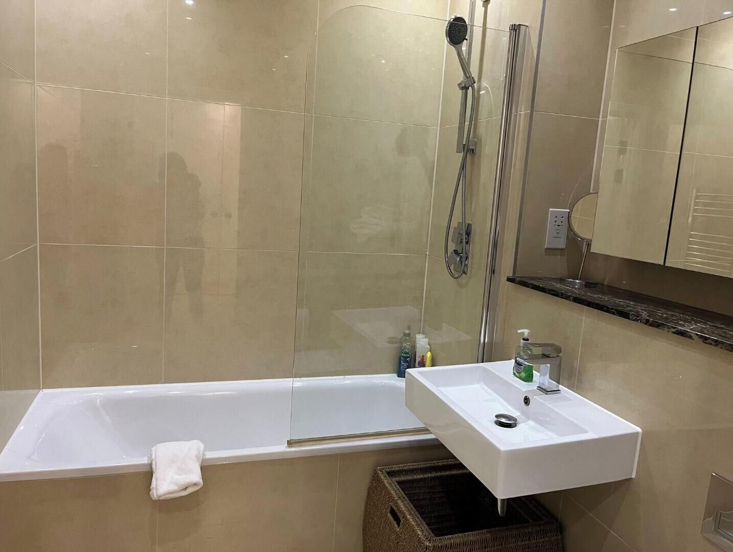 Baignoire, séchoir à cheveux, savon, shampooing