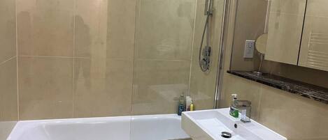 Baignoire, séchoir à cheveux, savon, shampooing