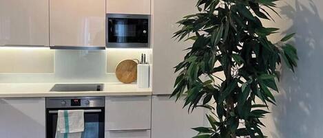 冷蔵庫、電子レンジ、オーブン、コンロ