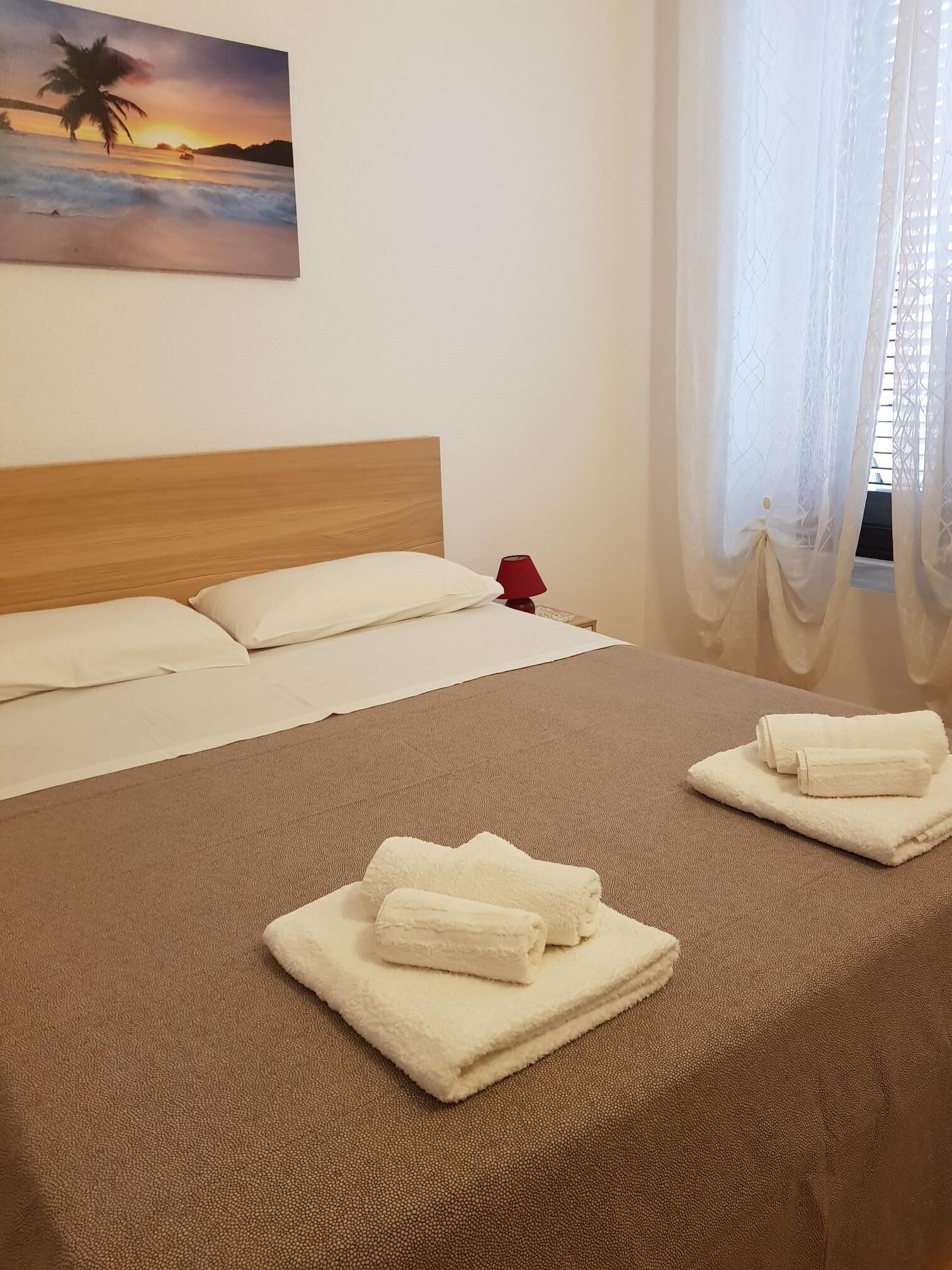 Tabla de planchar con plancha, internet y ropa de cama 