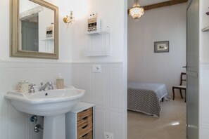 2 chambres, fer et planche Ă repasser, Wi-Fi, draps fournis