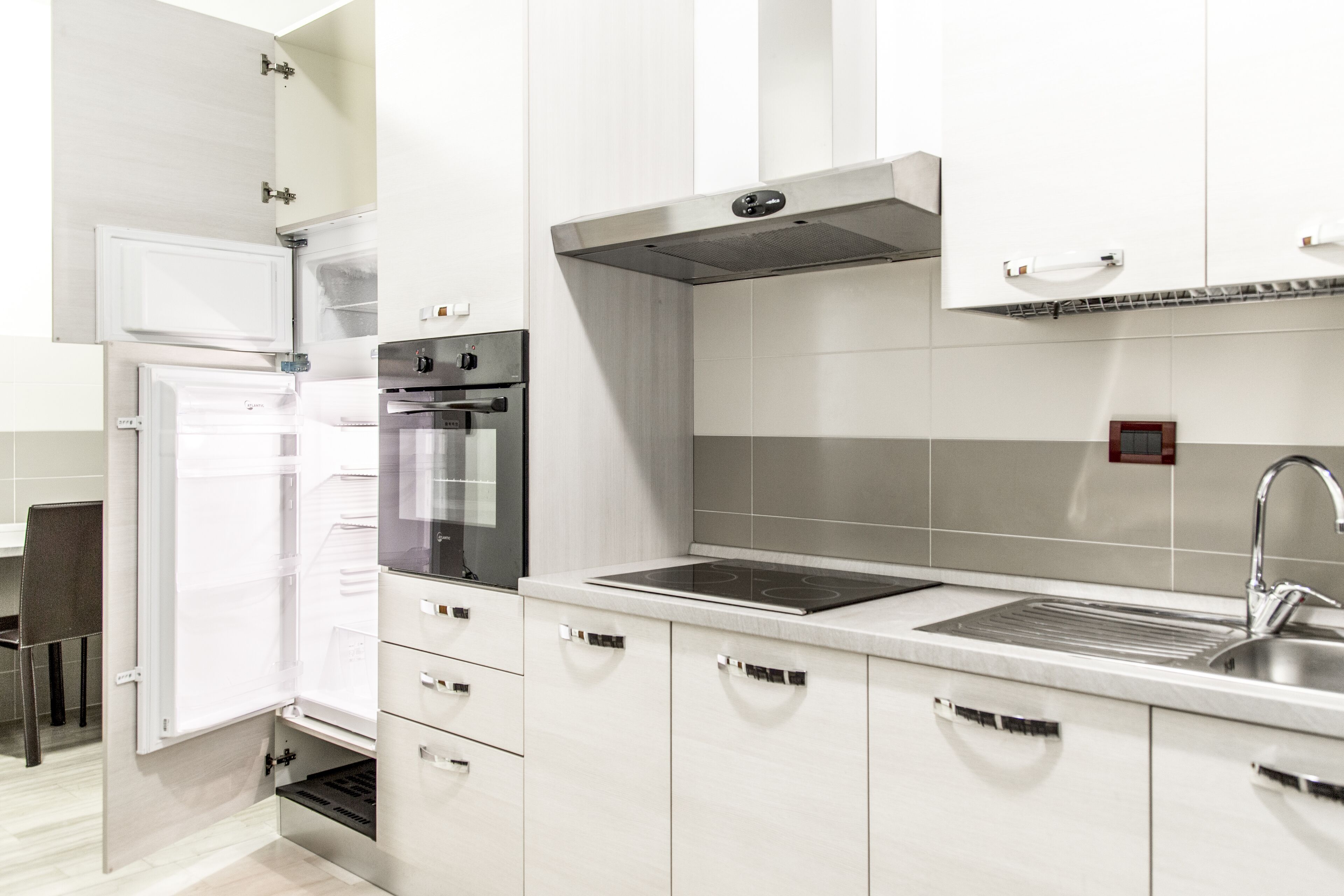 Refrigerador, microondas, horno y parrilla de estufa 