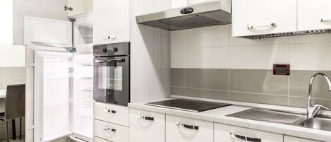 Réfrigérateur, four à micro-ondes, un four, surface de cuisson