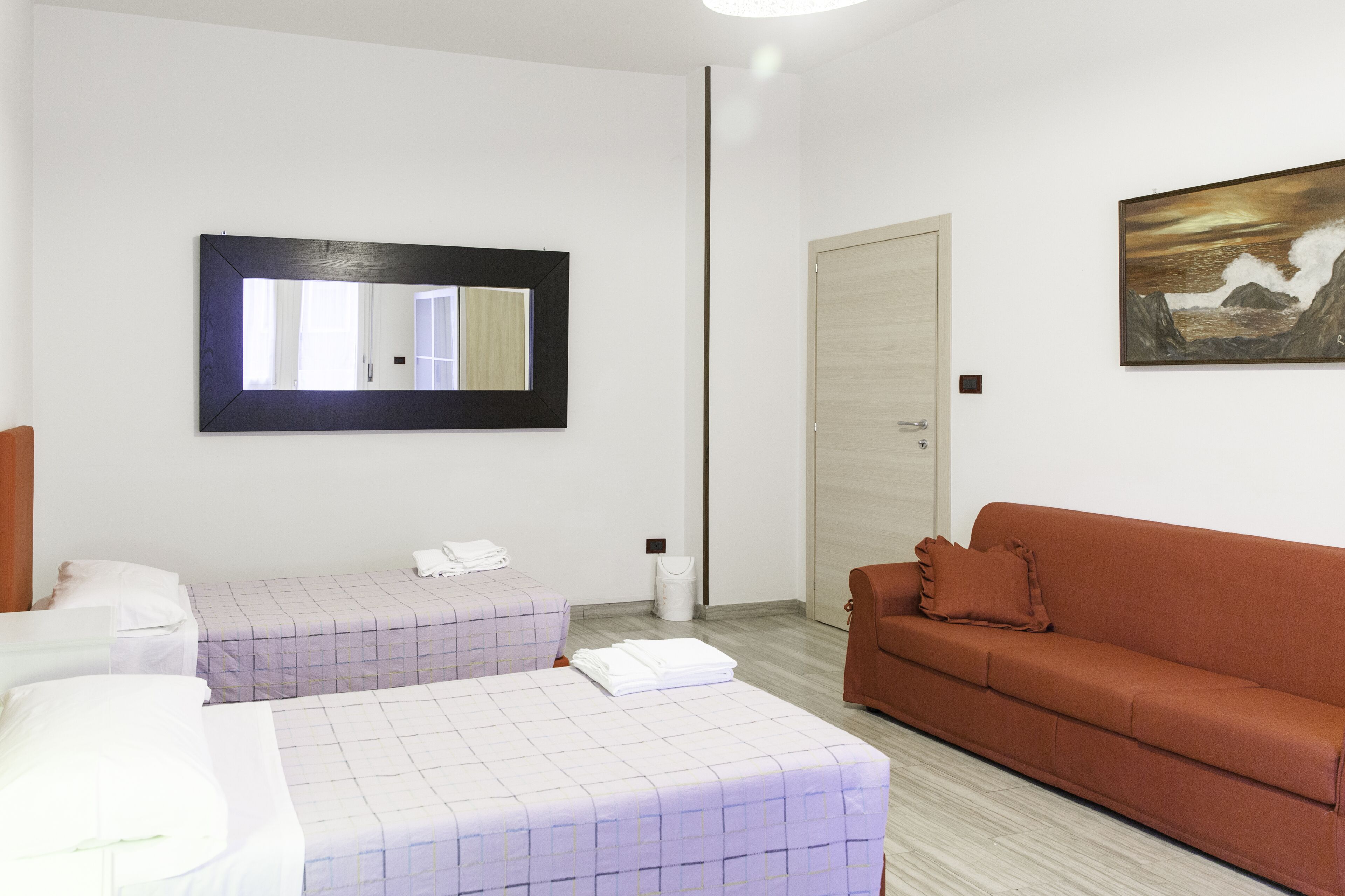 3 chambres, coffres-forts dans les chambres, bureau