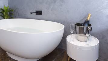 Een douche, een haardroger, handdoeken