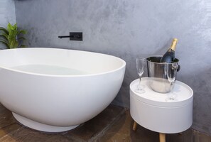 Shower, hair dryer, towels - Converted stable room 2 (York)