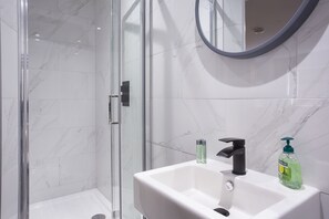 Dusche, Haartrockner, Handtücher
