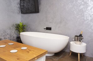 Douche, sèche-cheveux, serviettes fournies