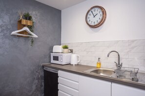 ثلاجة، ميكروويف، محمصة خبز