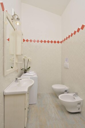 Doccia, asciugacapelli, bidet, asciugamani