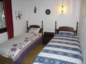4 bedrooms, iron/ironing board, WiFi, bed sheets