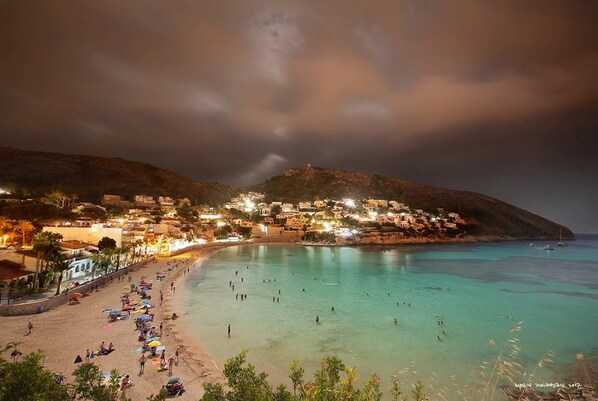 Ranta lähistöllä, aurinkotuoleja