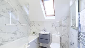 Combined shower/bathtub, hair dryer, towels