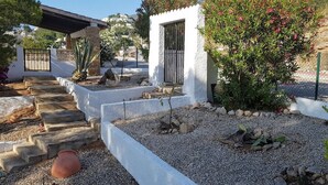 A garden with stone steps leading to a white door, surrounded by gravel and small plants. - villa CELINE  - Moraira (Moraira)