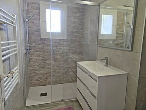 Baignoire, sèche-cheveux, serviettes fournies, papier toilette