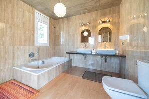Baignoire, sèche-cheveux, serviettes fournies