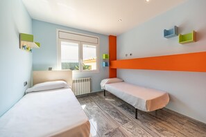4 chambres, fer et planche à repasser, Wi-Fi gratuit, draps fournis