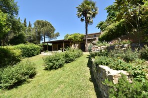 Property grounds - Restored barn in beautiful house with swimming pool, 10 minutes from Siena (Villa Parigini)