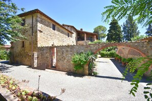 Property grounds - Restored barn in beautiful house with swimming pool, 10 minutes from Siena (Villa Parigini)