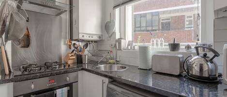 冷蔵庫、電子レンジ、オーブン、コンロ