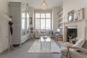 TV - Charming 1 Bedroom Flat Near Battersea Park! (London)