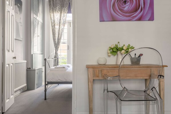 1 habitación, tabla de planchar con plancha, internet y ropa de cama 