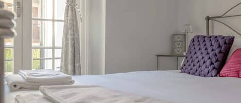1 bedroom, iron/ironing board, internet, bed sheets