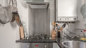 Eine moderne Küche mit einem Edelstahlherd, einem eingebauten Ofen und einer Spüle.