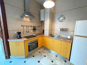 Refrigerador, microondas, horno, placa de cocina
