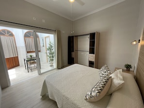 2 bedrooms, iron/ironing board, travel cot, free WiFi