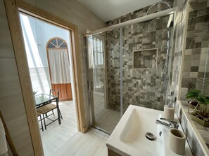 Dusche, Haartrockner, Handtücher