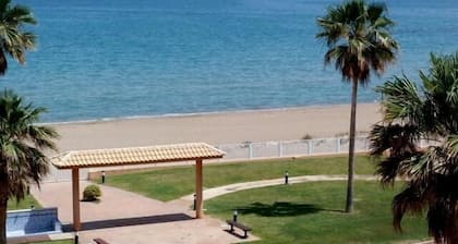 PENTHOUSE DE PLAGE DE PREMIĂRE LIGNE AVEC VUE SUR LA MER. WIFI