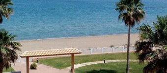 FIRST LINE BEACH PENTHOUSE WITH SEA VIEWS. WIFI.