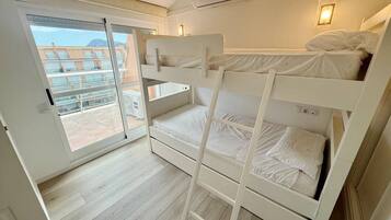 2 chambres, fer et planche à repasser, Wi-Fi gratuit, draps fournis