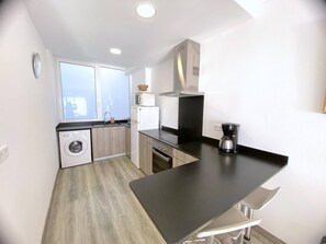 冷蔵庫、電子レンジ、オーブン、コーヒー / ティーメーカー