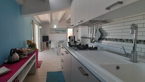 Una cocina moderna con ventanal, comedor y vistas al exterior.