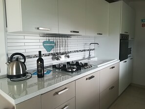 Refrigerador, microondas, horno, placa de cocina