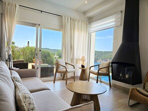 TV, fireplace