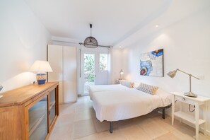 4 bedrooms, iron/ironing board, free WiFi, bed sheets