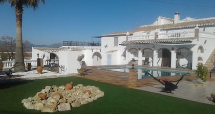 apartamento junto a la piscina con una gran terraza privada de lujo