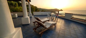 Seaview 3-room apartment- 3 min by car from the beach