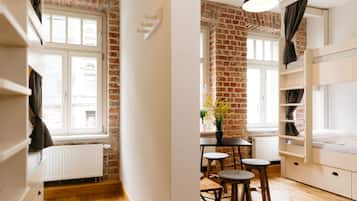 Bed in Shared Dormitory | Cortinas blackout, tabla de planchar con plancha y wifi gratis