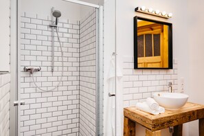 Bathroom shower - Hostel Multitude (Leipzig)