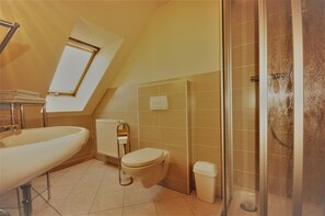 Shower, rainfall showerhead, hair dryer, towels - Pension Gasthof Klette Oybin (Oybin)